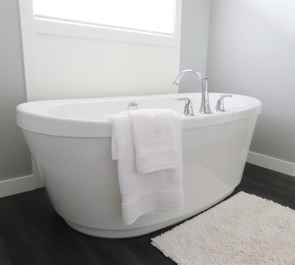 white, clean bathroom thanks to natural cleaning products