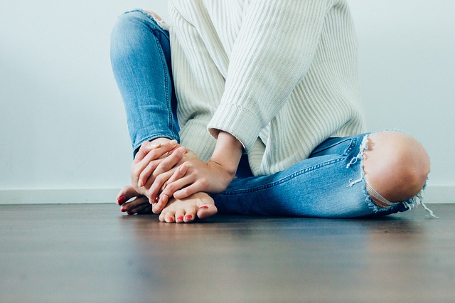 woman wearing jeans that fit properly